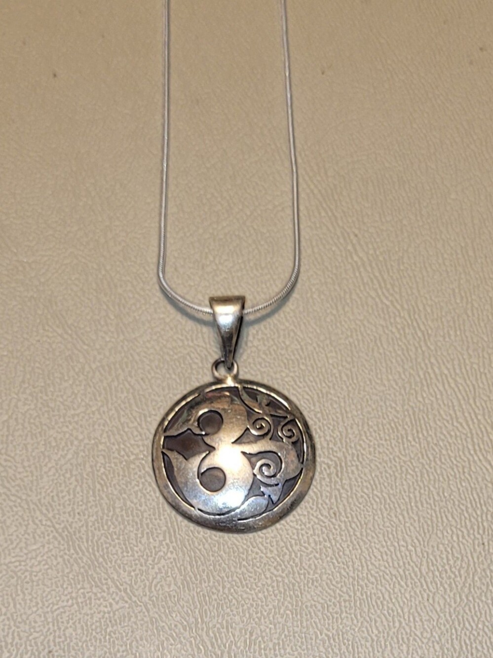 925 Sterling Silver Round Scroll Pendant Necklace - Silver